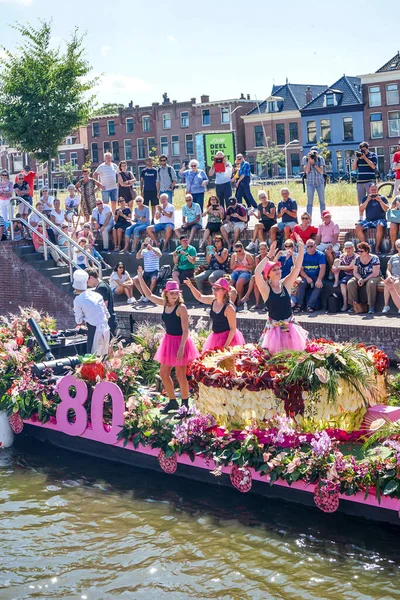 Delft August 2018 Westland Boat Parade Varend Corso 节日奇观 装饰鲜花和蔬菜的小船 — 图库照片