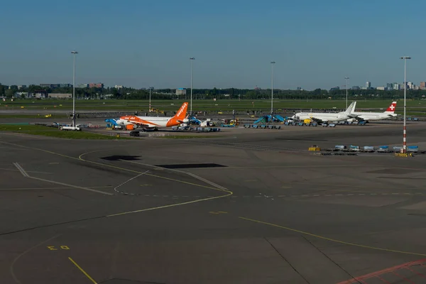 阿姆斯特丹 Schiphol May 2018 Easyjet Planes Airport 斯基浦机场是欧洲最繁忙的机场之一 — 图库照片