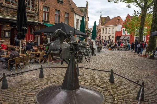 Brujas Bélgica Abril Hermosa Estatua Caballos Carruajes Ubicada Brujas Bélgica — Foto de Stock