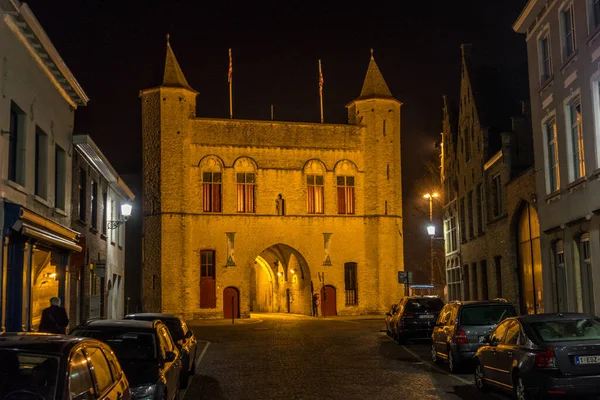 Bruges Bélgica Fevereiro 2018 Vista Uma Rua Cidade Frente Kruuspoorte — Fotografia de Stock