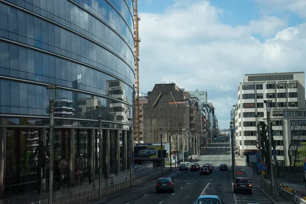 Bruxelas Bélgica Abril Carros Passam Por Edifício Vidro Alto Mostrando — Fotografia de Stock