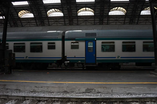 2018年4月2日 意大利梅纳乔 米兰中央火车站的列车 — 图库照片