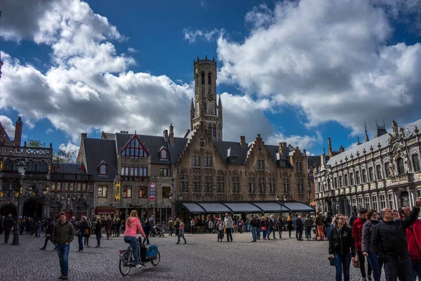 Brugge Belçika Nisan Turistler Mavi Gökyüzü Ile Güneşli Bir Günde — Stok fotoğraf