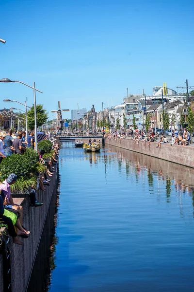 Hollanda, Delft-5 Ağustos 2018: Westland Boat Parade (Varend Corso), şenlikli gösteri, çiçek ve sebzelerle süslenmiş tekneler, Westland bölgesinde renkli yelkenli çiçek geçit töreni