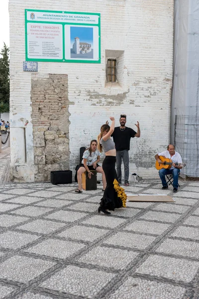 Granada, İspanya - 23 Haziran 2017 'de İspanya' da St. Nicolas 'ın Alhambra kentindeki turistler için tanımlanamayan flamenko dansçısı
