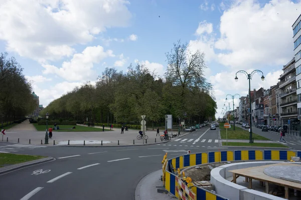 Bruxelas Bélgica Abril 2017 Ciclista Passa Por Jardim Nas Ruas — Fotografia de Stock