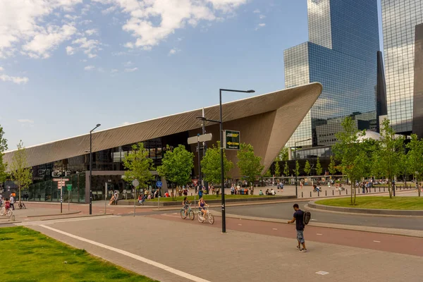 Rotterdam, Hollanda - 27 Mayıs 2017: Rotterdam 'daki tren istasyonunun ön cephesi. Rotterdam, Hollanda 'nın Güney Hollanda eyaletinde yer alan bir şehirdir.