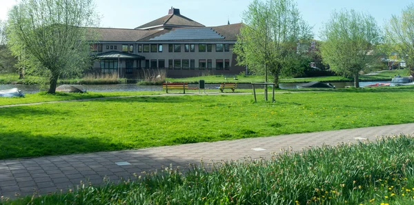 オランダ アムステルダム 4月2017 湿地帯の都市郊外に建物 — ストック写真