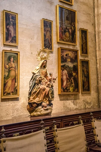 Sevilha Espanha Junho 2017 Artefatos Parede Dentro Catedral Gótica Sevilha — Fotografia de Stock