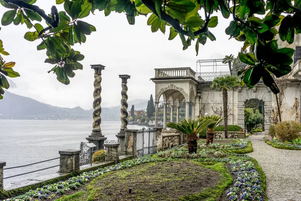 ヴァレンナ イタリア 2018年3月31日 曇りの日にヴァレンナのヴィラ モナステロの庭園 コモ湖 ロンバルディア州 イタリア — ストック写真