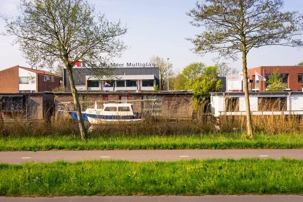Leiden Nederländerna April 2018 Färgade Båtar Parkerade Kanal Utanför Van — Stockfoto