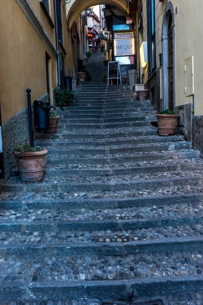 Bellagio Italia Abril 2018 Calle Comercial Estrecha Con Escalones Piedra —  Fotos de Stock