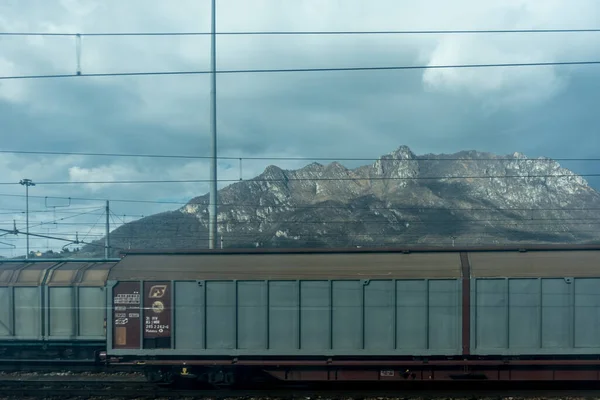2018年3月31日 2018年3月31日在米兰郊区的列车 — 图库照片