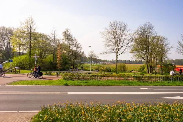 Leiden Países Bajos Abril 2018 Ciclismo Frente Campo Tulipanes —  Fotos de Stock