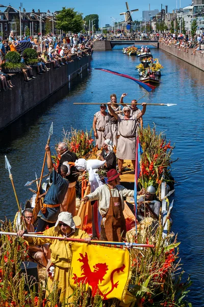 Hollanda, Delft-5 Ağustos 2018: Westland Boat Parade (Varend Corso), şenlikli gösteri, çiçek ve sebzelerle süslenmiş tekneler, Westland bölgesinde renkli yelkenli çiçek geçit töreni