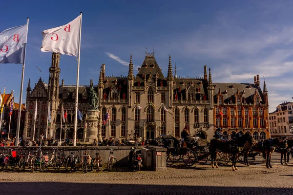 Brujas Bélgica Febrero 2018 Carro Caballos Está Estacionado Frente Corte —  Fotos de Stock