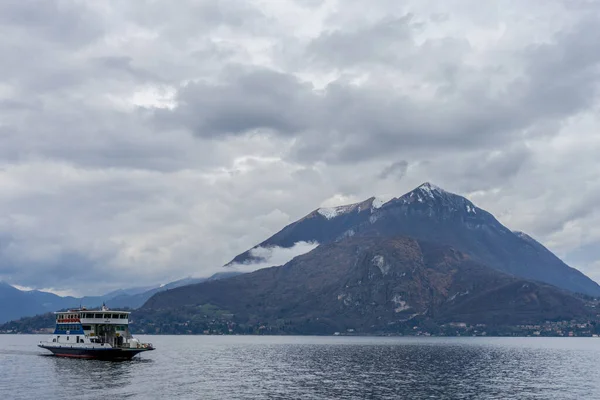 Varenna Italy March 2018 자동차를 운반하는 호수의 배경에 바렌나 마을로 — 스톡 사진