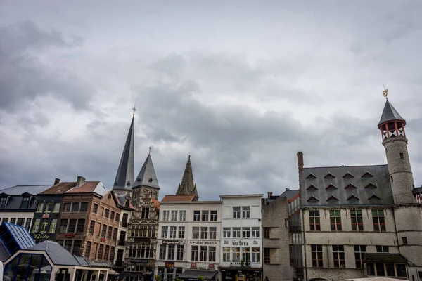 Gent Belgien - 15. April: Die Skyline von Gebäuden mit Spitzdächern in der Stadt Gent, Belgien an einem bewölkten Tag — Stockbild Gent Belgien April Die Skyline Von Gebäuden Mit Spitzdächern Der — Stockfoto