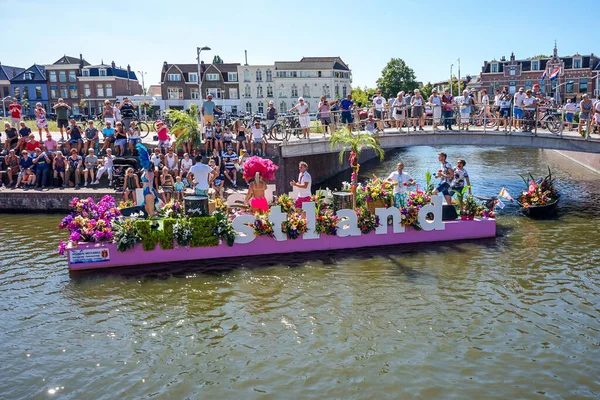 Delft August 2018 Westland Boat Parade Varend Corso 节日奇观 装饰鲜花和蔬菜的小船 — 图库照片