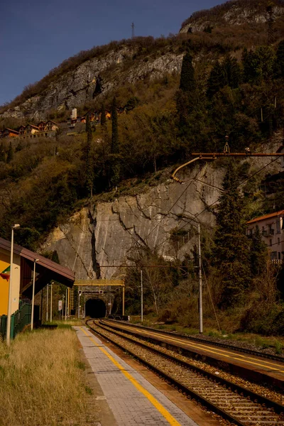 Menaggio Itálie Dubna 2018 Koleje Varennském Nádraží Vedou Tunelu — Stock fotografie