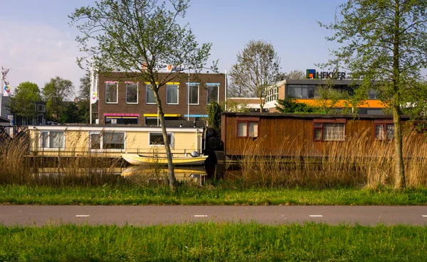 Leiden Ολλανδία Απριλίου 2018 Έγχρωμα Σκάφη Σταθμευμένα Κανάλι Έξω Από — Φωτογραφία Αρχείου