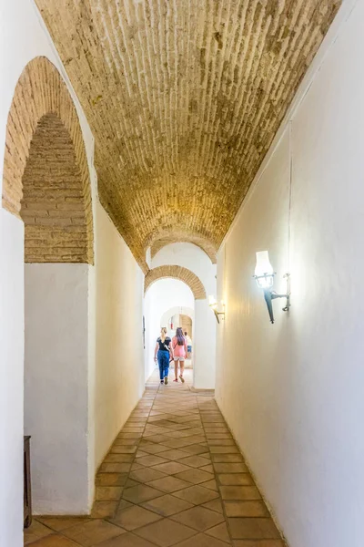 Córdoba Espanha Junho Pessoas Que Voltam Corridor Construção Histórica Alcazar — Fotografia de Stock