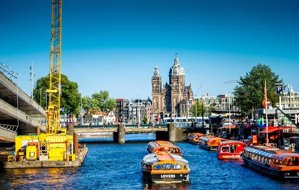네덜란드 암스테르담 2018 암스테르담에서 운하를 항해하는 — 스톡 사진