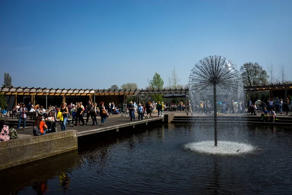 4月22日 荷兰利塞 郁金香花园Keukenhoff的喷泉 — 图库照片