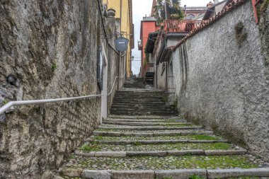 Avrupa, İtalya, Varenna, Como Gölü, çitin üzerinde tabelası olan bir taş bina.