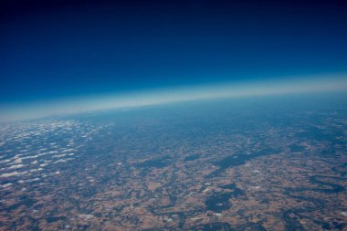 Dünya üzerindeki kara bulutlu uçaktan bakıldığında, İspanya 'dan Hollanda' ya, Malaga 'dan Amsterdam' a, Schiphol 'a