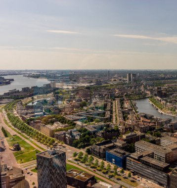 Avrupa, Hollanda, Rotterdam, bir su kütlesinin yanında bir şehir manzarası