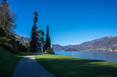 İtalya, Bellagio, Como Gölü 'nün yanındaki dağ manzaralı yürüyüş yolu.