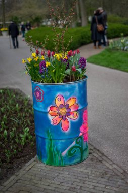 Çiçek bahçesi, Hollanda, Avrupa, kaldırımda bir vazo çiçek.
