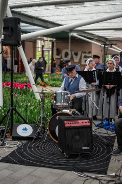 Çiçek bahçesi, Hollanda, Avrupa, bir grup insan bir istasyonda oturuyor.