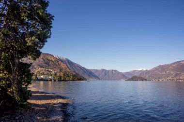 Avrupa, İtalya, Bellagio, Como Gölü. Arkasında dağ olan büyük bir su kütlesi.