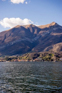 Avrupa, İtalya, Lecco, Como Gölü. Arkasında dağ olan büyük bir su kütlesi.