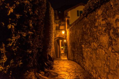 İtalya, Varenna, Como Gölü, dar bir taş sokak manzarası.