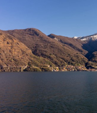 Avrupa, İtalya, Lecco, Como Gölü. Arkasında dağ olan büyük bir su kütlesi.