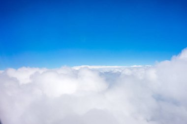 Güzel Majestic bulutları mavi gökyüzünde İspanya, Avrupa 'daki bir uçaktan görülüyor.