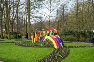 Çiçek bahçesi, Hollanda, Avrupa, parkta uçurtma uçuran bir grup insan.