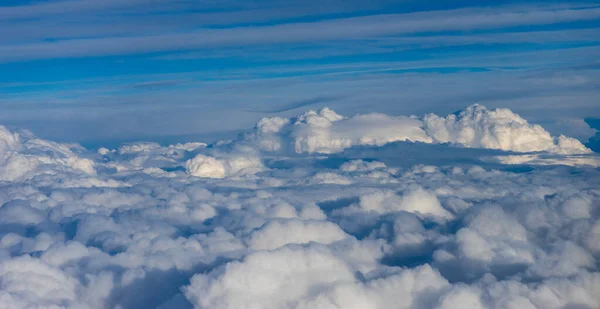 Uçak Penceresinden Bulutların Görüntüsü Mavi Gökyüzündeki Bulutlar — Stok fotoğraf