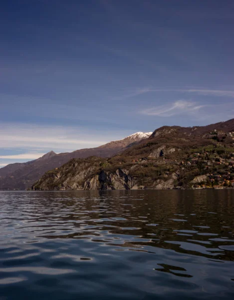 Europa Itália Menaggio Lago Como Corpo Água Com Uma Montanha — Fotografia de Stock