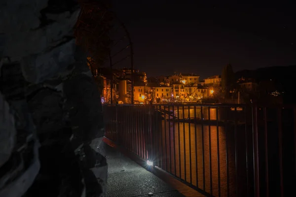 意大利 科莫湖 情人在瓦伦纳的夜晚漫步小径 — 图库照片
