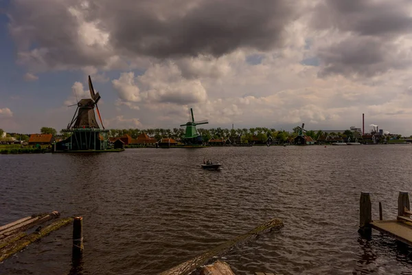 Hollandia Zaanse Schans Szélmalmok Egy Víztest Mellett — Stock Fotó