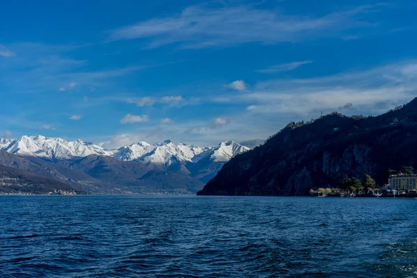 Italie Bellagio Lac Côme Avec Des Alpes Neigeuses Arrière Plan — Photo