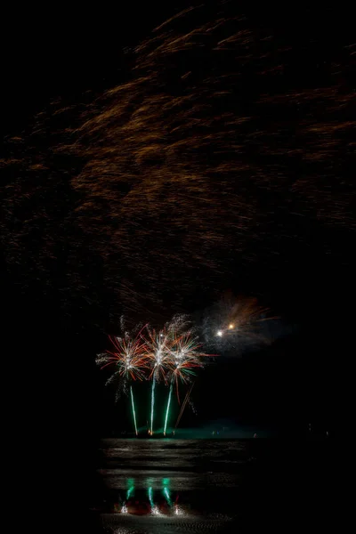 8月17日在荷兰海牙 欧洲登哈格Scheveningen海滩举行的中国烟花年度夏季烟火活动 — 图库照片