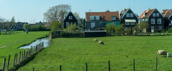 Países Bajos Humedales Maarken Europa Vista Campo Con Edificios Antecedentes — Foto de Stock