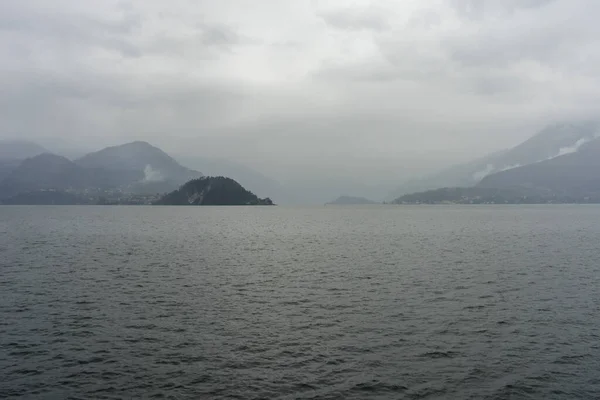 Europa Italien Varenna Comer See Ein Gewässer Mit Einem Berg — Stockfoto