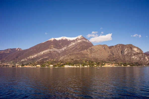 イタリア ベラジオ コモ湖 青い空に向かって雪の山の景色 — ストック写真