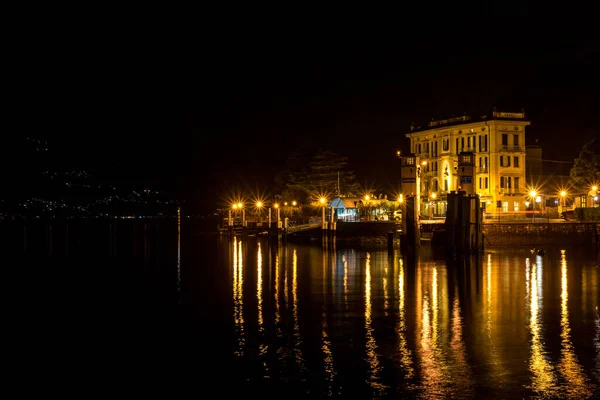 意大利 瓦伦纳 科莫湖 一个有着夜空中城市的水体 — 图库照片